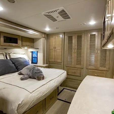 River Safaris, Stationary Class A Motorcoach, Old Homosassa-2